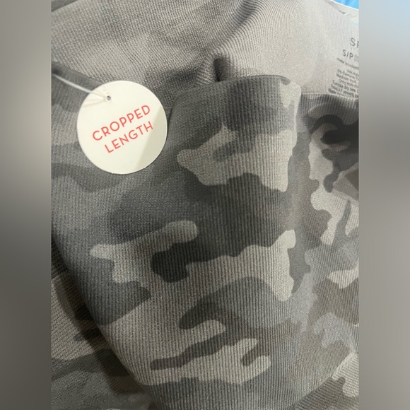 NWT Spanx Cropped Lamn Leggings- Sage Camo - Picture 8 of 9